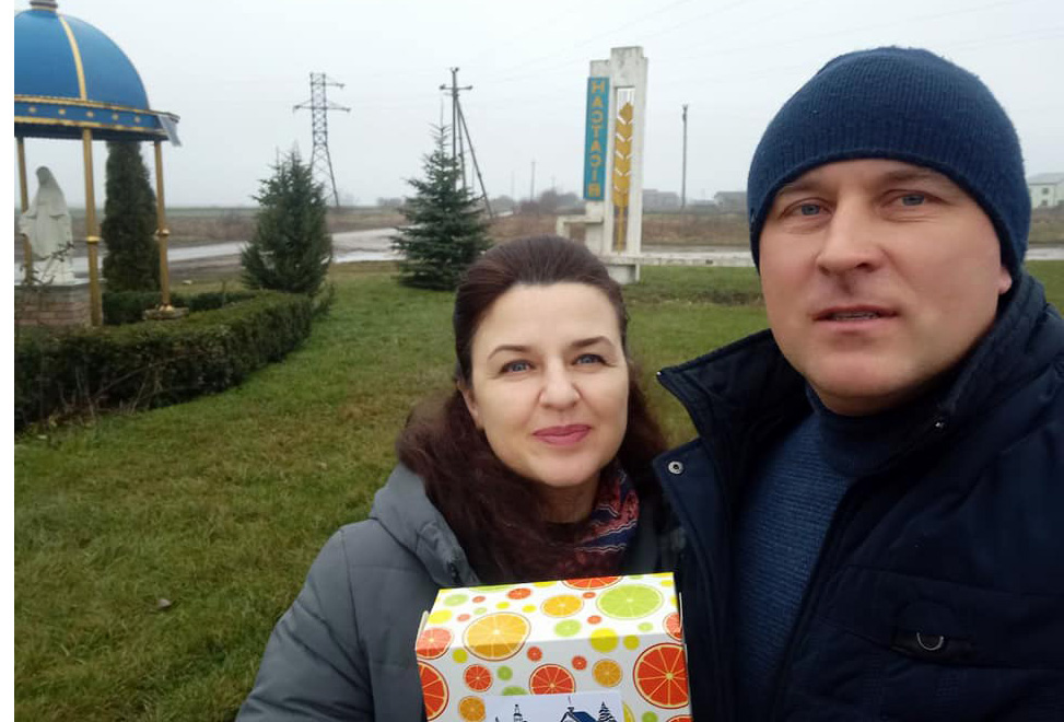 Ірина Крупа з чоловіком Любомиром привезли солодкі пакунки у село Настасів